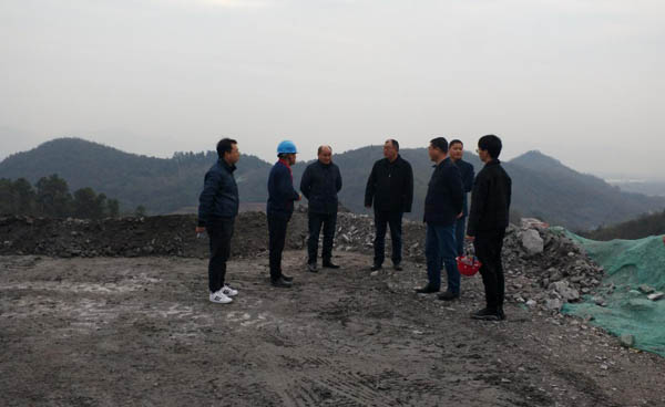 集團(tuán)公司黨委副書記、總經(jīng)理龔華東到矸石項(xiàng)目部視察 