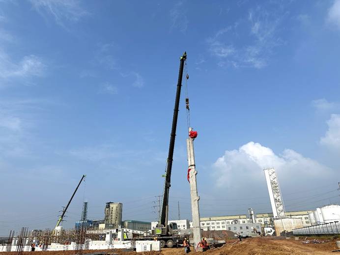 安徽純鈞電解項目首根預制柱順利吊裝